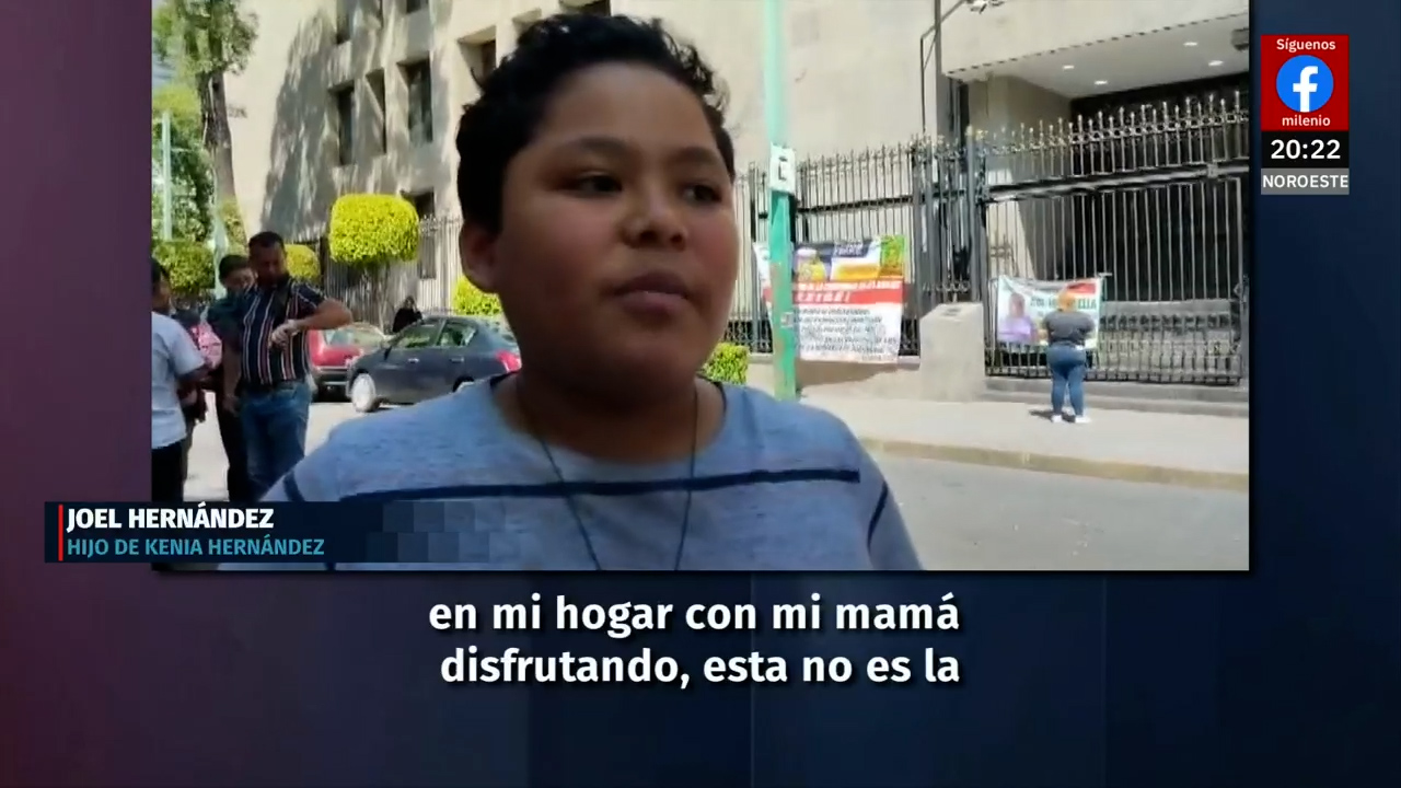 Hijo de Kenia Hernández protesta frente a Palacio Nacional por la libertad de su madre