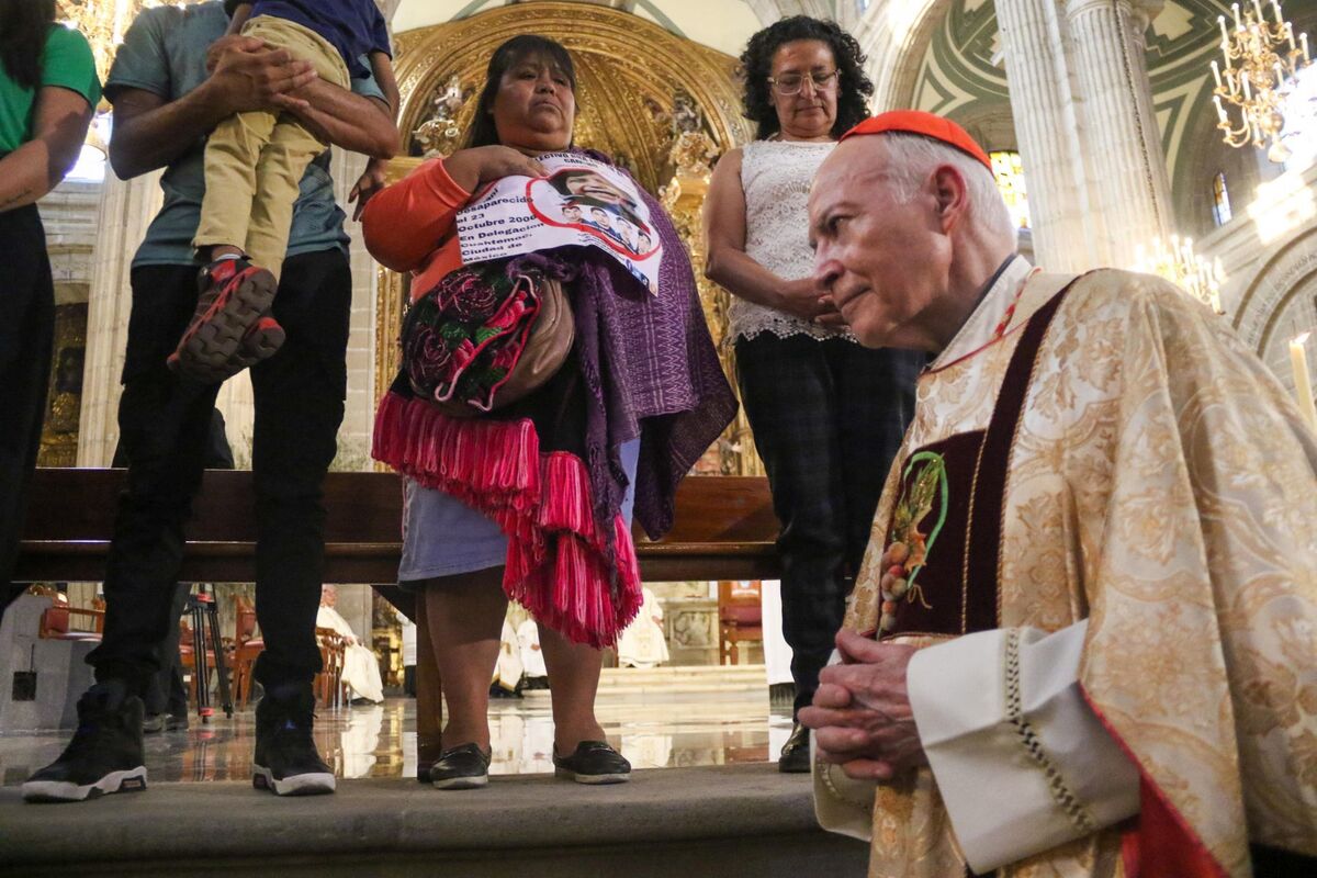 Cardenal Carlos Aguiar realiza lavatorio de pies a madres buscadoras