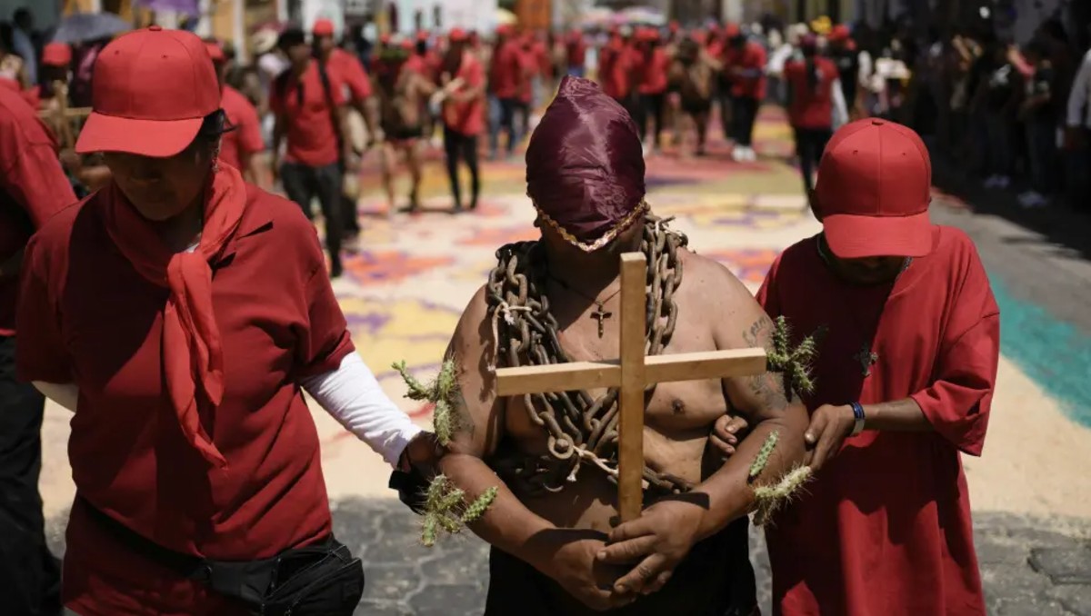 Así son las penitencias extremas que se llevan a cabo en otros países. (Foto: AP)
