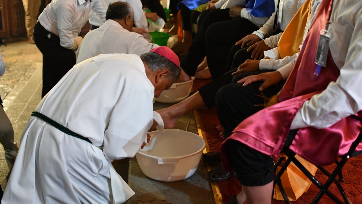 Realizan lavatorio de pies en la Catedral de Puebla este Jueves Santo | EsImagen