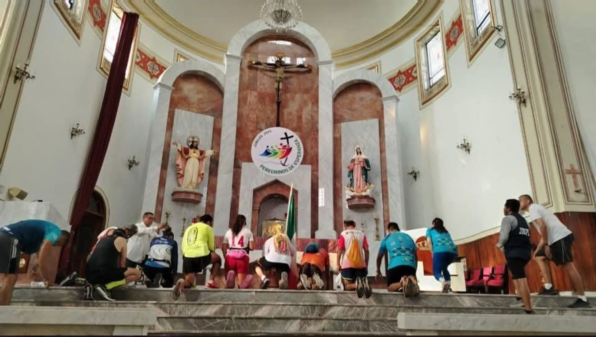 Atletas realizan Viacrucis trotando por 14 parroquias en Ciudad Madero