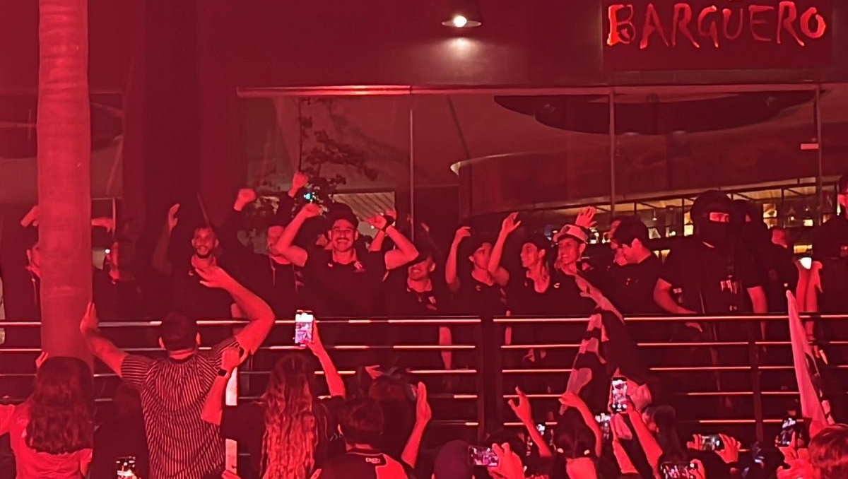 Una auténtica fiesta fue la que se vivió a las afueras del hotel de concentración rojinegro (Foto: Alberto Ávalos)