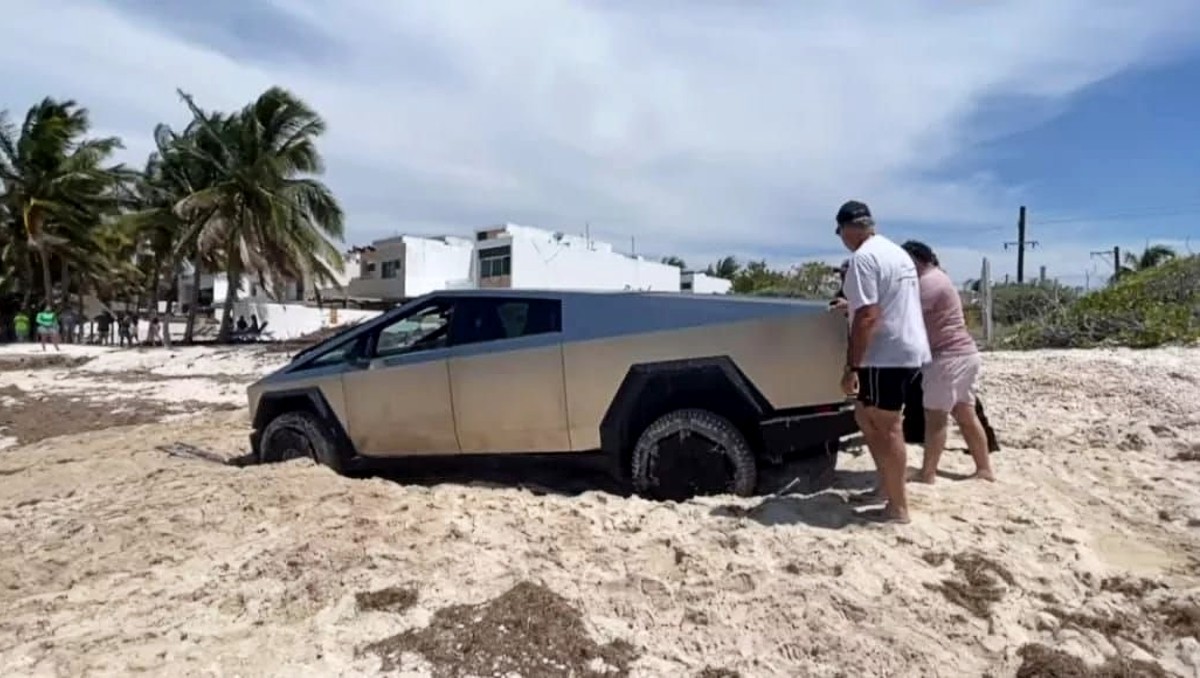 La camioneta Tesla Cybertruck quedó atascada en una playa en el municipio de Dzemul, en Yucatán. | Especial