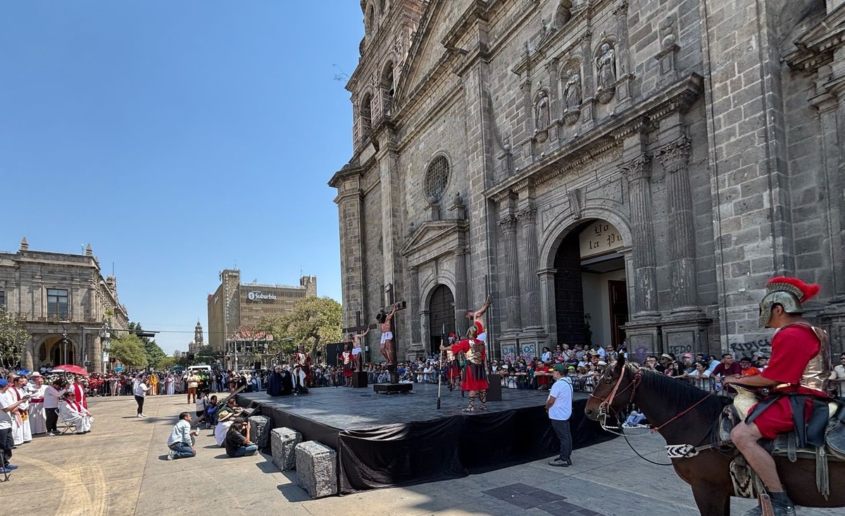 Cientos de personas se reunieron en el centro para la representación del viacrucis . (Roberto Hurtado)