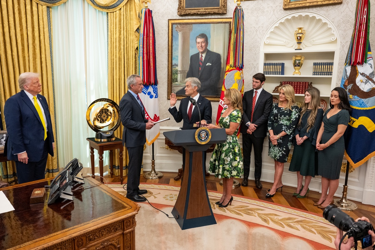 El incidente ocurrió durante la ceremonia de juramento del doctor Mehmet Oz en la Casa Blanca. | Foto: Especial