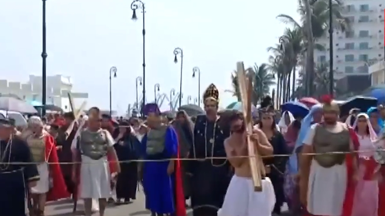 Miles de católicos asisten a Viacrucis 2025 en Veracruz