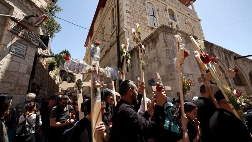 La procesión arrancó en la iglesia de la Flagelación, que señala donde Cristo fue condenado.|EFE