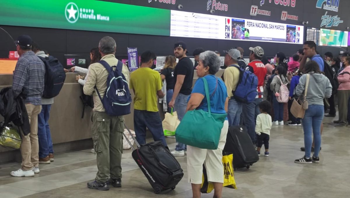 En la terminal de autobuses hubo importante afluencia de viajeros. Francisco Zúñiga