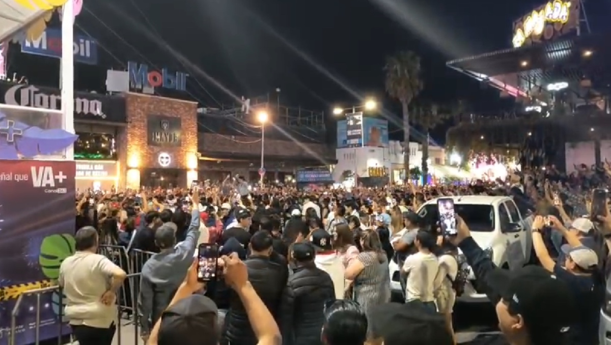 Los asistentes cundieron para realizar el tradicional conteo regresivo de la feria. | Especial