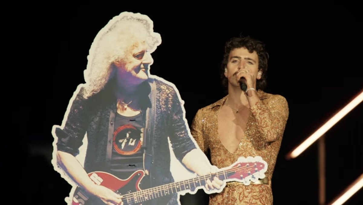 Benson Boone 'trollea' al público de Coachella con Brian May de cartón | Especial