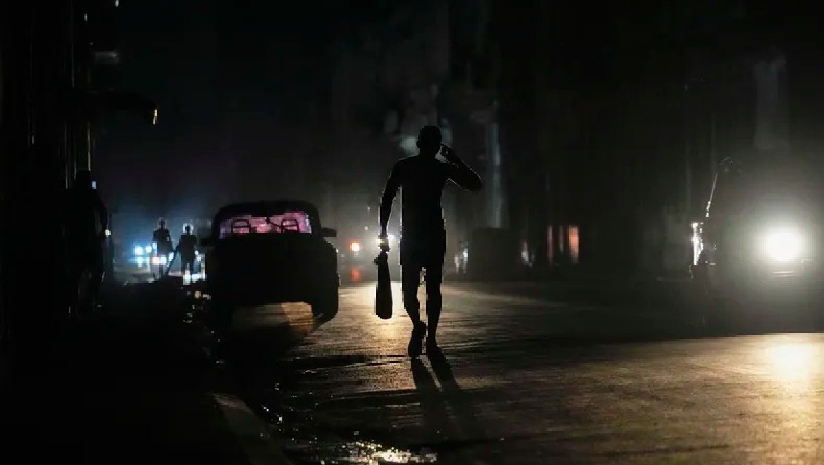 El gobierno cubano controla el servicio eléctrico, pero no tiene suficiente liquidez. | AP