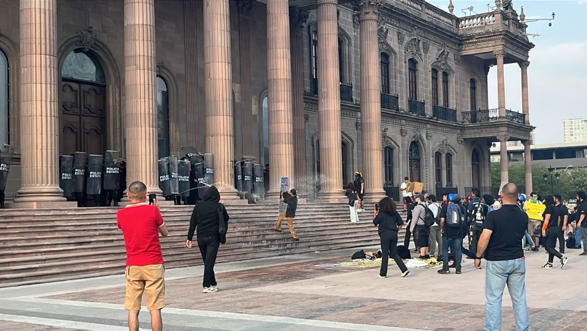 Integrantes del colectivo “La Voz de los Usuarios” se manifestaron esta tarde en el Centro de Monterrey. | Roberto Alanís