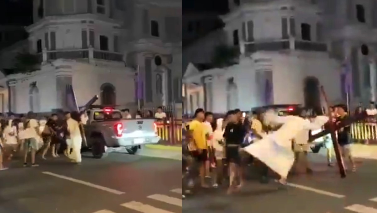 'Jesús' patea a joven en viacrucis de Semana Santa y se viraliza. | X @QuePocaMadre_Mx