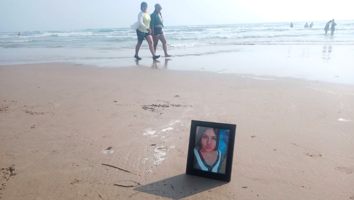 La madre de Briseidy colocó su fotografía en la arena para cumplir el deseo de su hija. (Agustín González)
