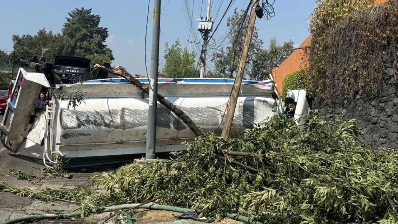 Pipa de agua se vuelca en Tlalpan; chofer se da a la fuga