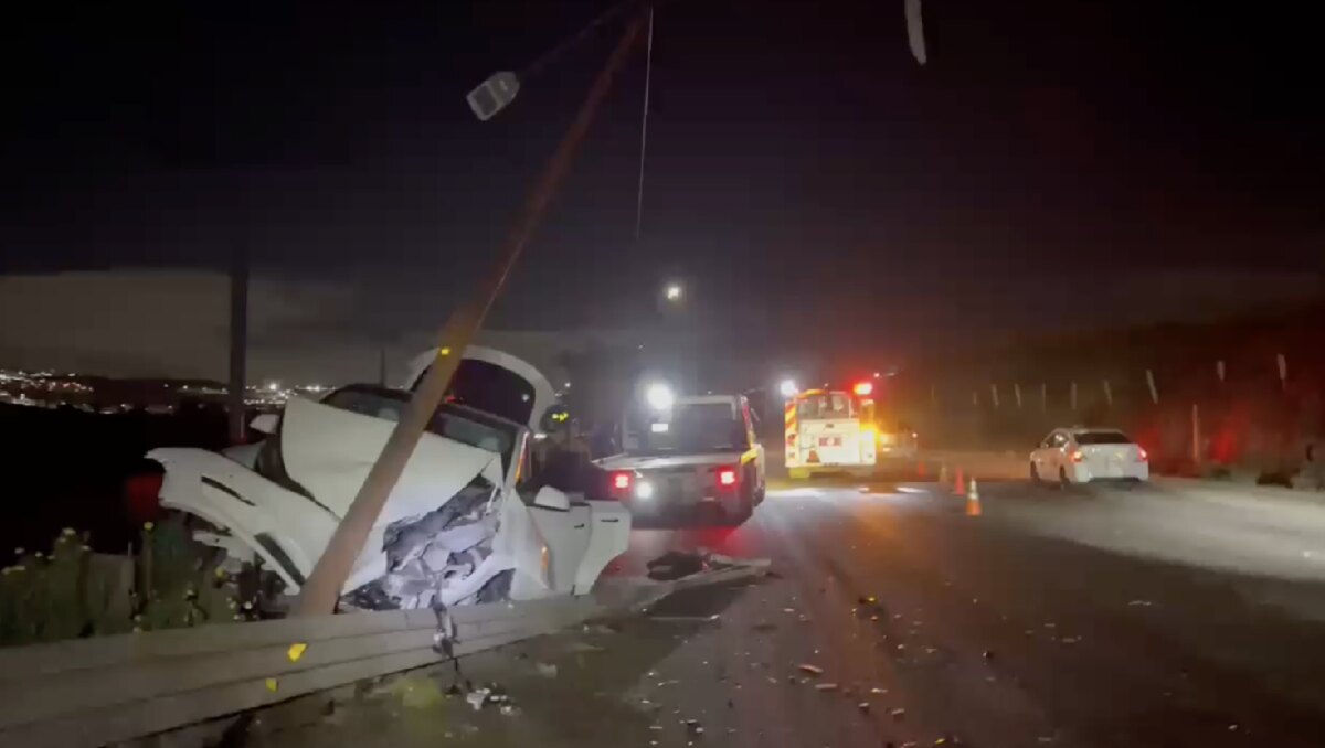 El Tesla chocó contra un poste en la carretera libre Tijuana-Rosarito. Foto: (Especial)
