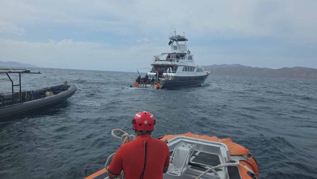Los tripulantes fueron rescatados por una buque de recreo. (Foto: Especial)