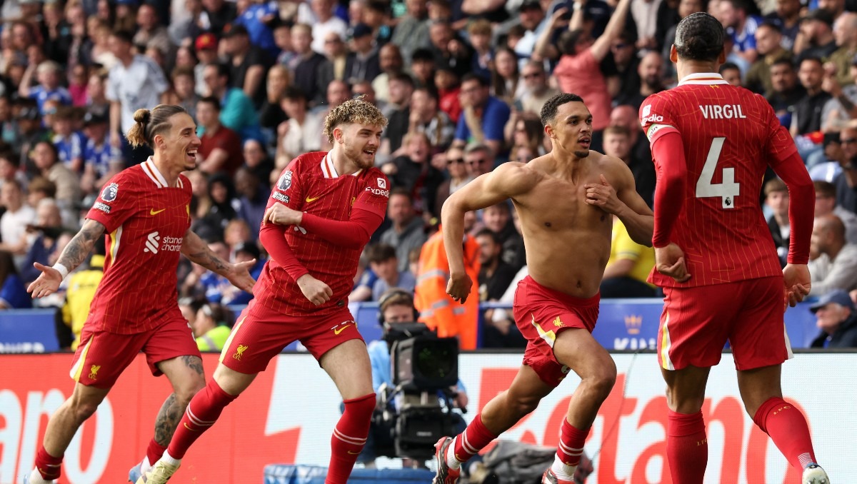 Alexander-Arnold acerca al Liverpool al título de la Premier