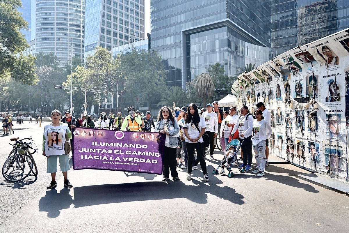 Colocan fotos de personas desaparecidas en Reforma; familia de Pamela Gallardo se hace presente