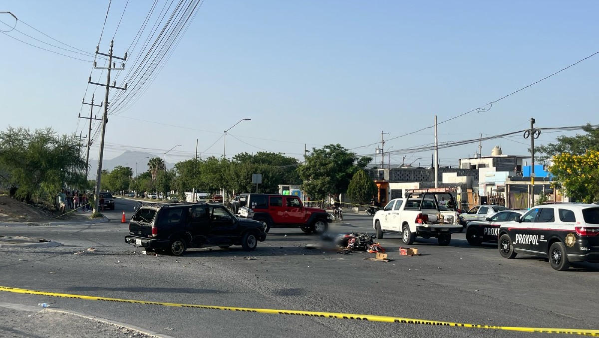 Presuntamente el motociclista no alcanzó a frenar y se impactó con fuerza contra la camioneta. Foto: Susana Paredes