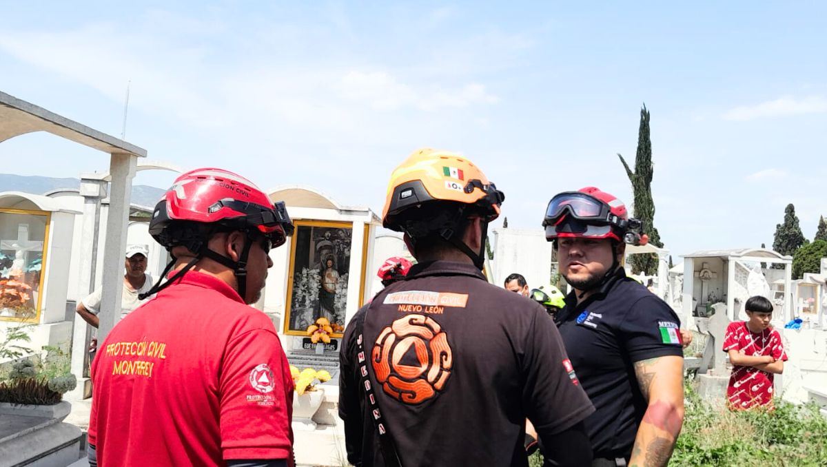 Al lugar acudieron elementos de Protección Civil, quienes utilizaron equipo de cuerdas para extraer de la fosa a la mujer. | Mayte Villasana.