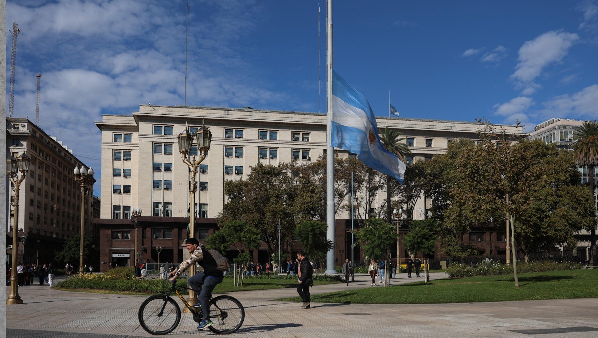 Bandera argentina a media asta este lunes, en la Plaza de Mayo en Buenos Aires | EFE