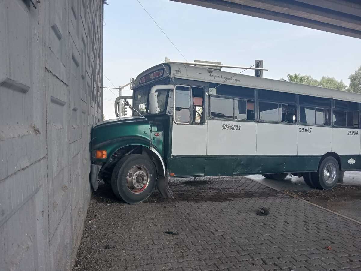 Camión impactó contra muro en puente Hamburgo. | Especial