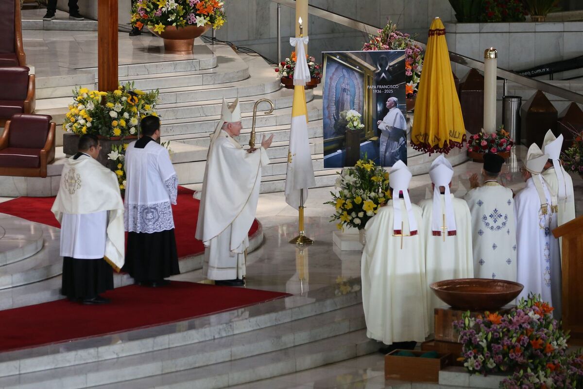 El cardenal Carlos Aguiar pidió gracias al señor porque se llevó a Francisco en la pascua. | Foto: Ariana Pérez