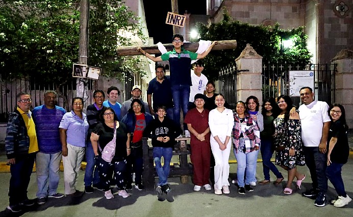 Comunidad del Sagrado Corazón los encargados de personificar el tradicional viacrucis. (Alicia Pacheco)