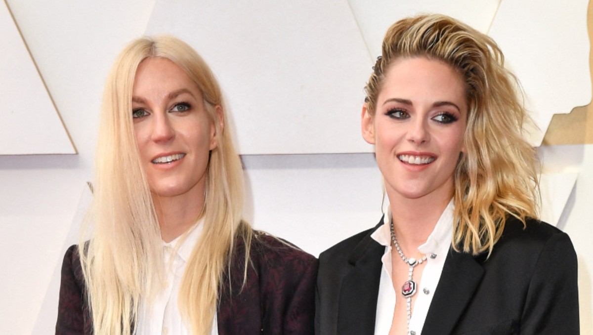 Dylan Meyer y Kristen Stewart durante una alfombra roja | AFP