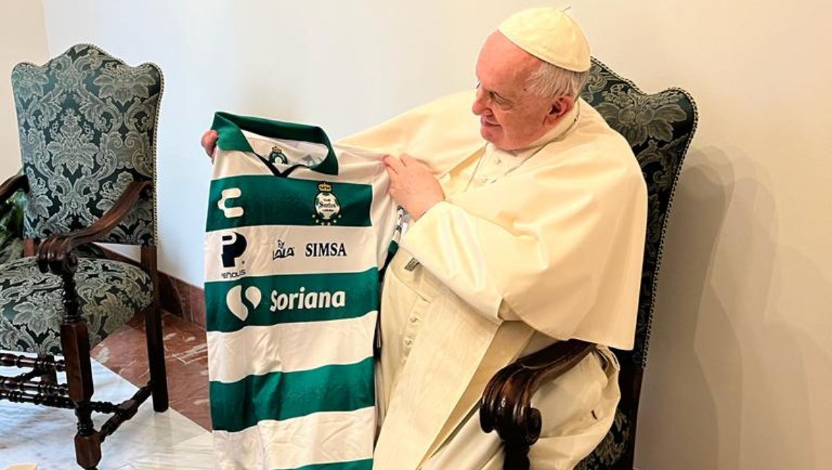 Papa Francisco recibió el jersey de Santos Laguna. | Especial