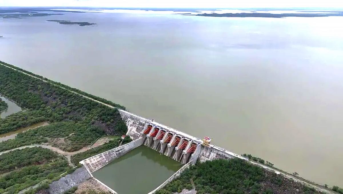 El Tratado aborda la delimitación de los derechos de ambos países sobre las aguas internaciona­les.