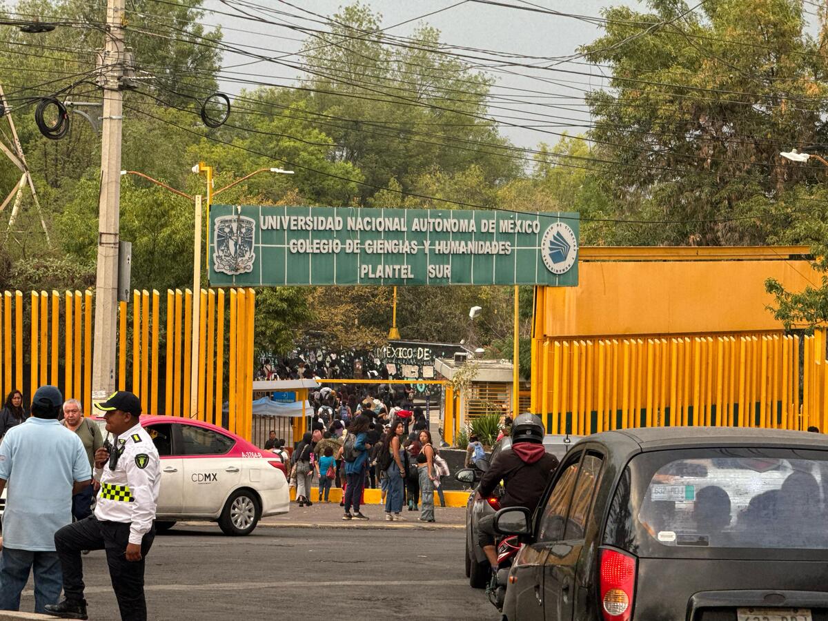 Usuarios reportaron colapso en la zona y compartieron algunas fotografías de los alumnos. (Foto: Manolo Hernández)