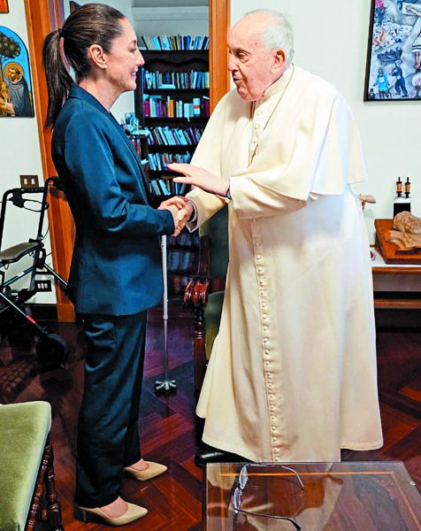 La entonces aspirante presidencial y la actual mandataria mexicana se reunió con Bergoglio en febrero de 2024. AFP