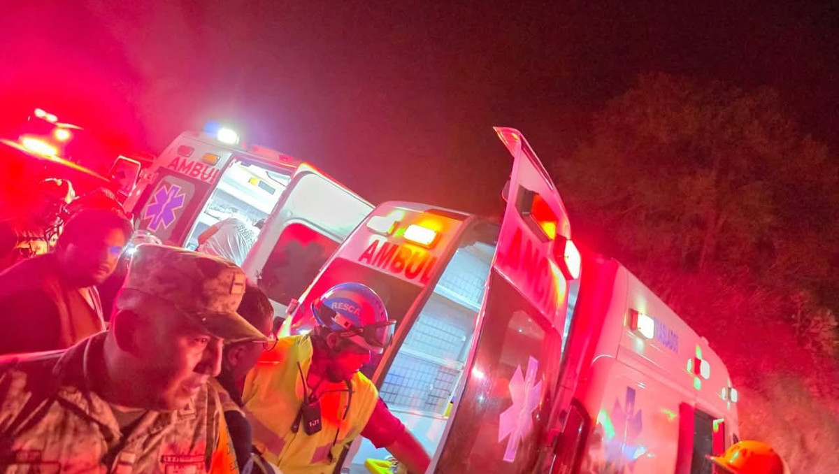 Autobús de pasajeros cayó a un barranco en la Sierra Negra
