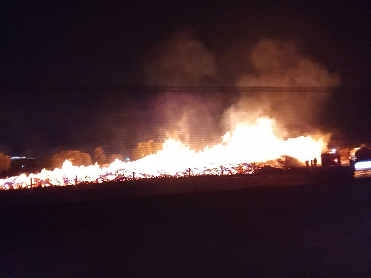 Bomberos acudieron para sofocar el fuego. (Foto: especial)