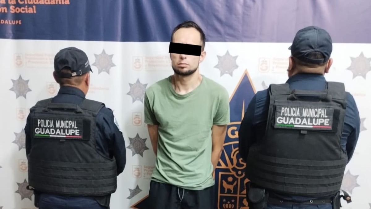El detenido fue identificado como Angel, de 33 años, por el delito de violencia familiar. Especial