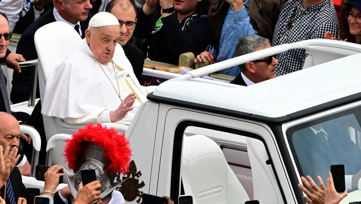 El Papa retratado arriba del conocido transporte | AFP