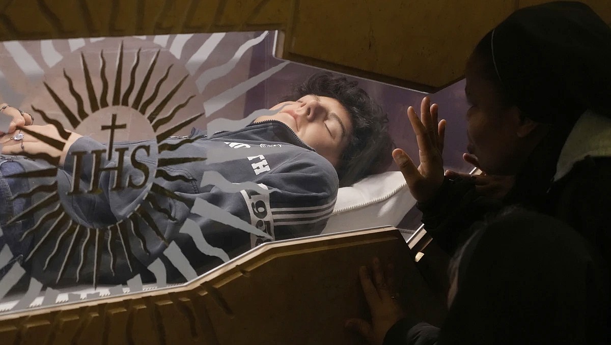 Imagen de Carlo Acutis, joven santo millennial, en una exposición. | AP