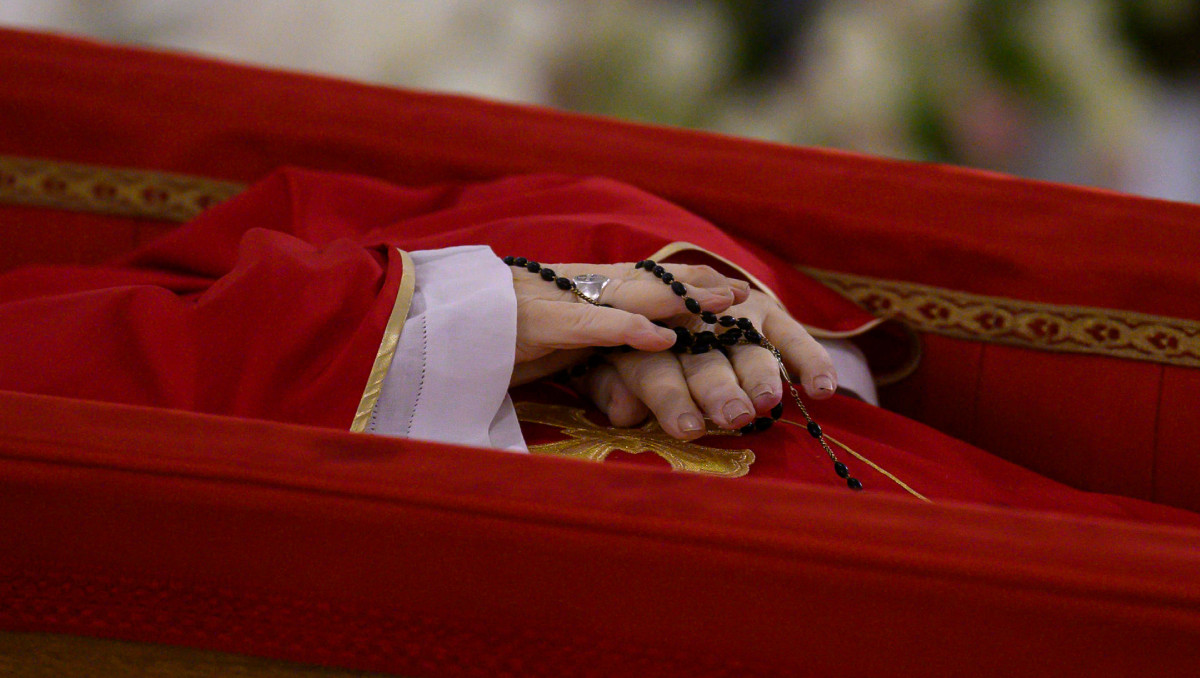 Imagen del papa Francisco dentro del féretro en la capilla de la Casa Santa Marta | EFE/Simone Risoluti
