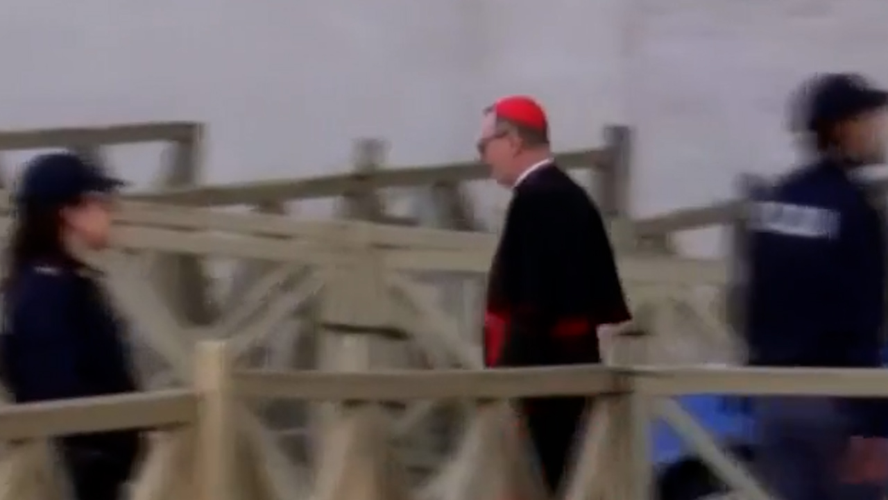 Llegan los cardenales al Vaticano, para planificación del funeral y para cónclave
