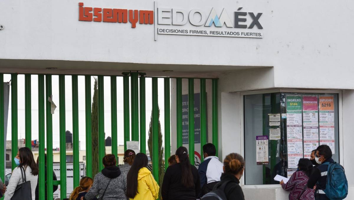 Manifestación de personal de limpieza en ISSEMym en Paseo Tollocan genera afectaciones viales en Metepec.| Foto: Cuartoscuro