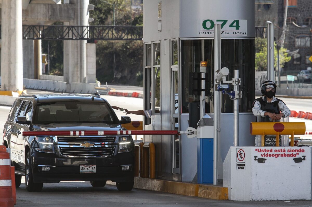 Con maquinaria propia, la SICT busca mejorar el estado de la Red Federal Libre. | Foto: CUARTOSCURO