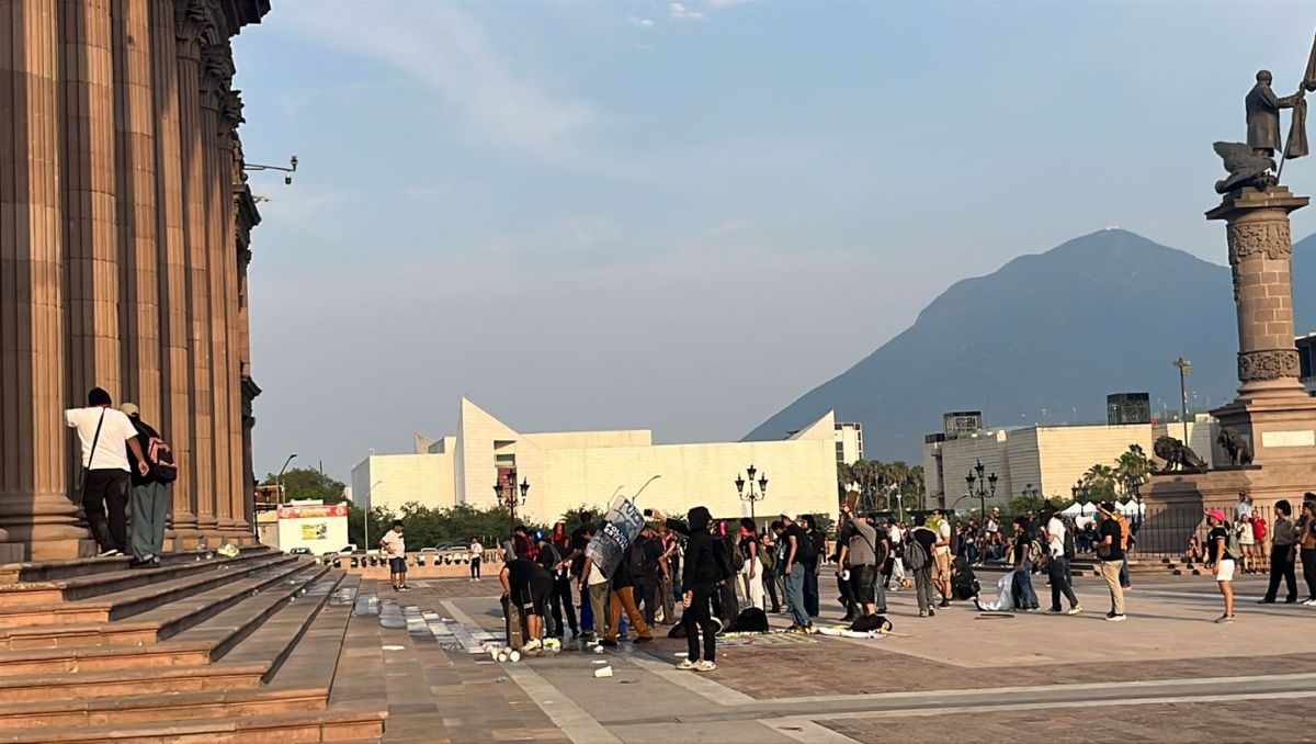 ntegrantes del colectivo “La Voz de los Usuarios” se manifestaron la tarde del sábado en el Centro de Monterrey. Roberto Alanís