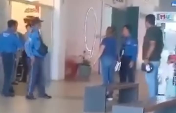 Riña dentro de Plaza Comercial en Pachuca por supuesto fraude. (Captura)