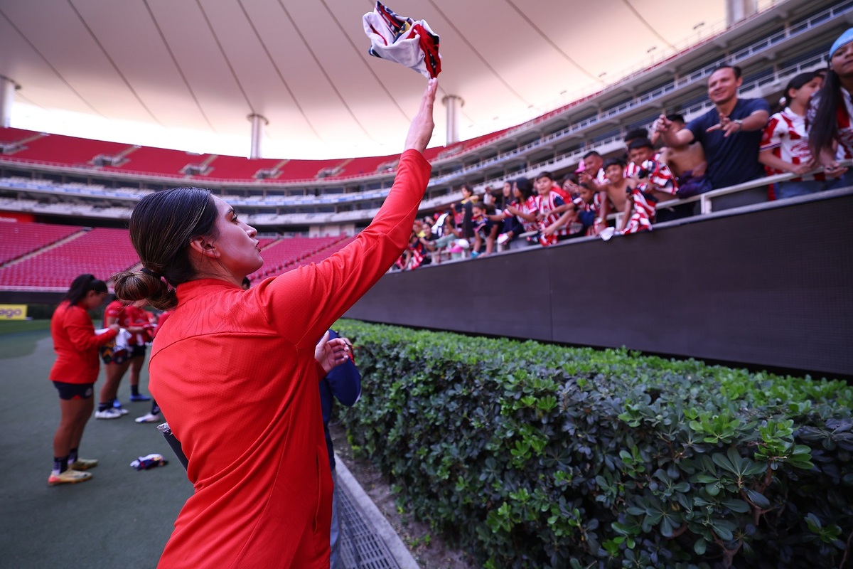 Las Chivas Femenil tuvieron una convivencia con sus aficionados. (Cortesía)