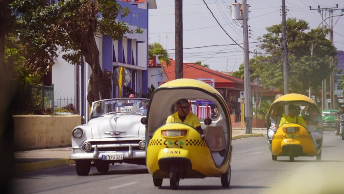 Los coco-taxis y los autos clásicos descapotables son medios de transporte habituales en Cuba. | Antonio Ramírez