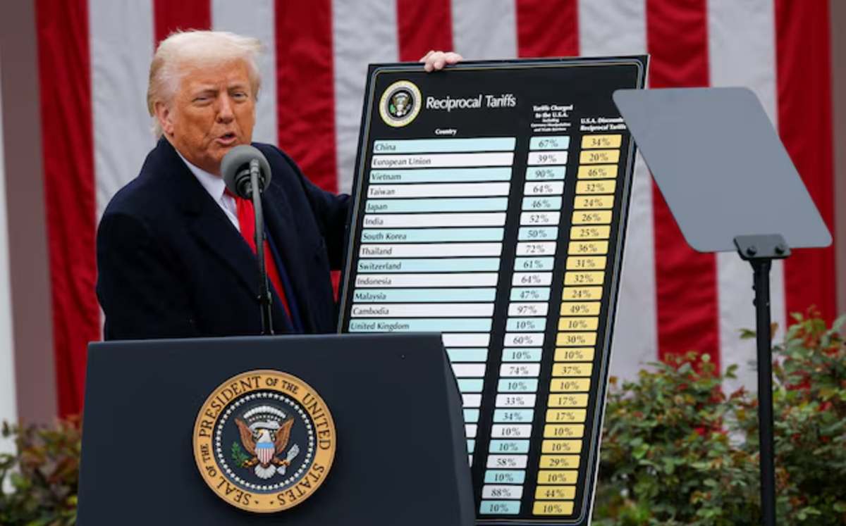 Donald Trump el pasado 2 de abril anunciando los “aranceles recíprocos” a casi todos los países del mundo | Reuters