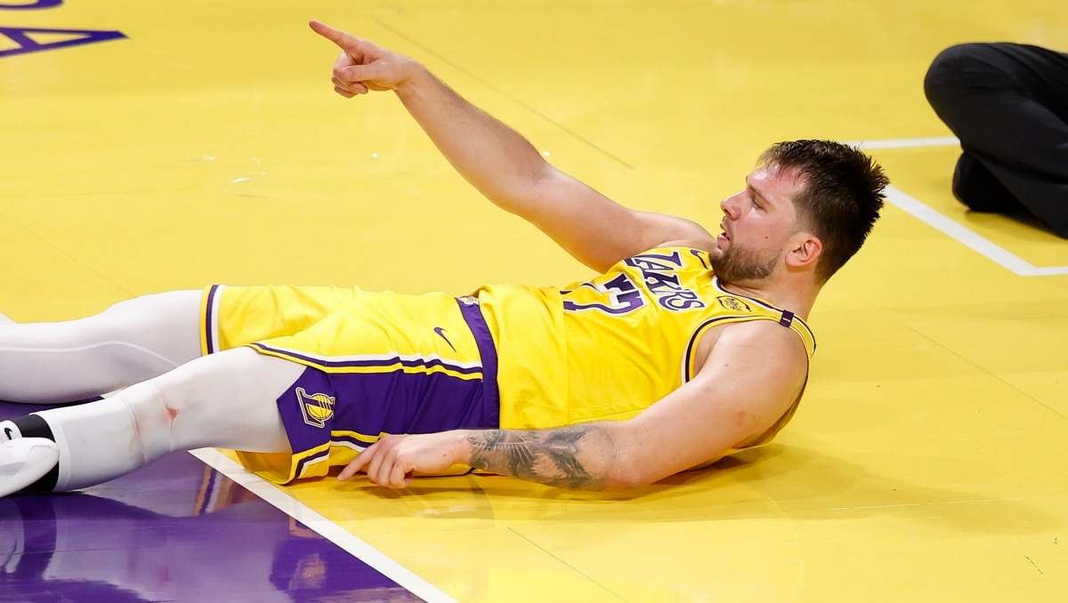 Luka Doncic y LeBron James mantienen viva la ilusión de los Lakers en playoffs (EFE)