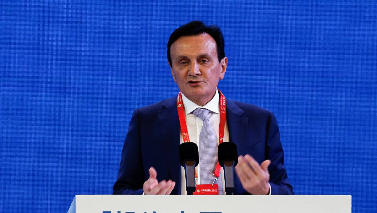 El presidente ejecutivo de AstraZeneca, Pascal Soriot, habla en la cumbre Invest in China 2024, en Pekín. Marzo de 2024. Foto: Reuters